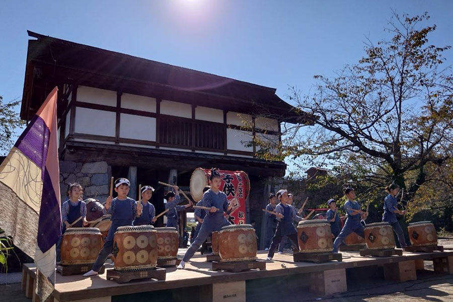 写真：松代城跡公園での子ども勝どき太鼓の演舞